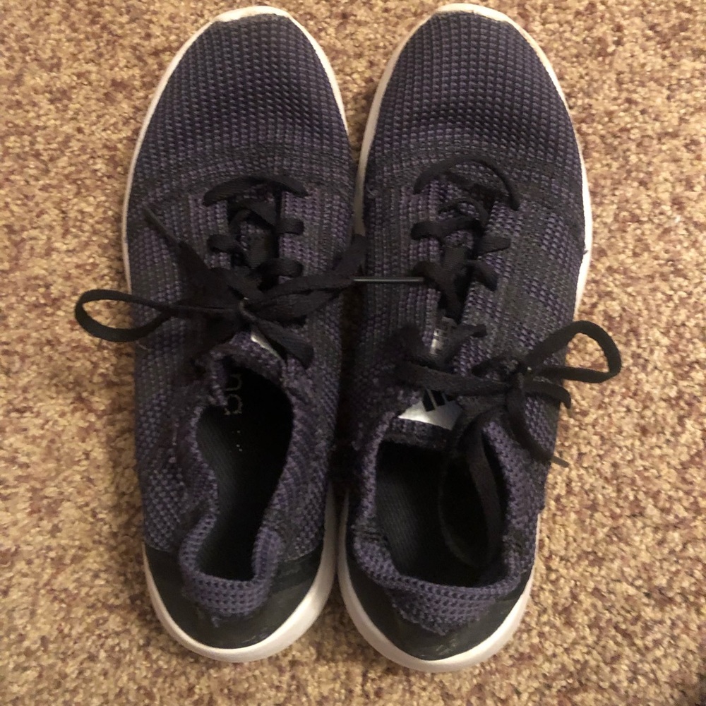 black adidas tennis shoes